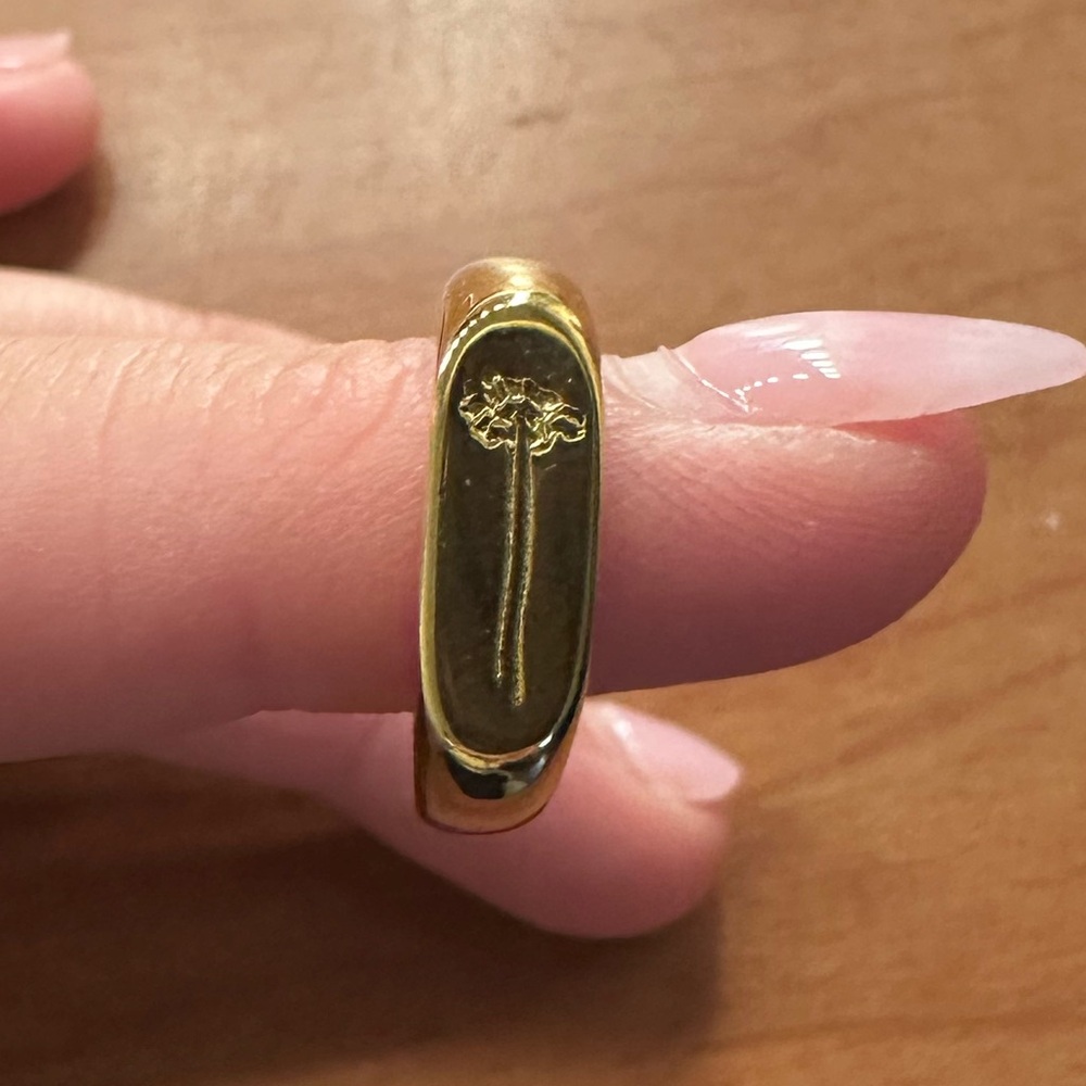 Gold engraved flower ring